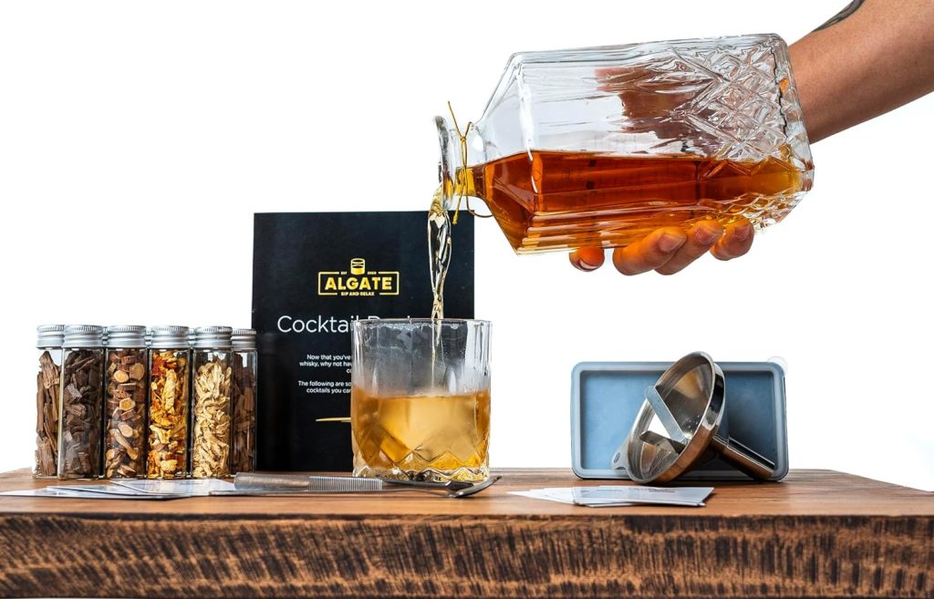 ALGATE DIY Whiskey Infusion Kit | Make Your Own Whiskey Kit - 12 Wood Chips  Botanicals, Whiskey Making Kit Complete| 2 Alcohol Bourbon Decanters and Whisky Glass | Whisky Gifts for Men